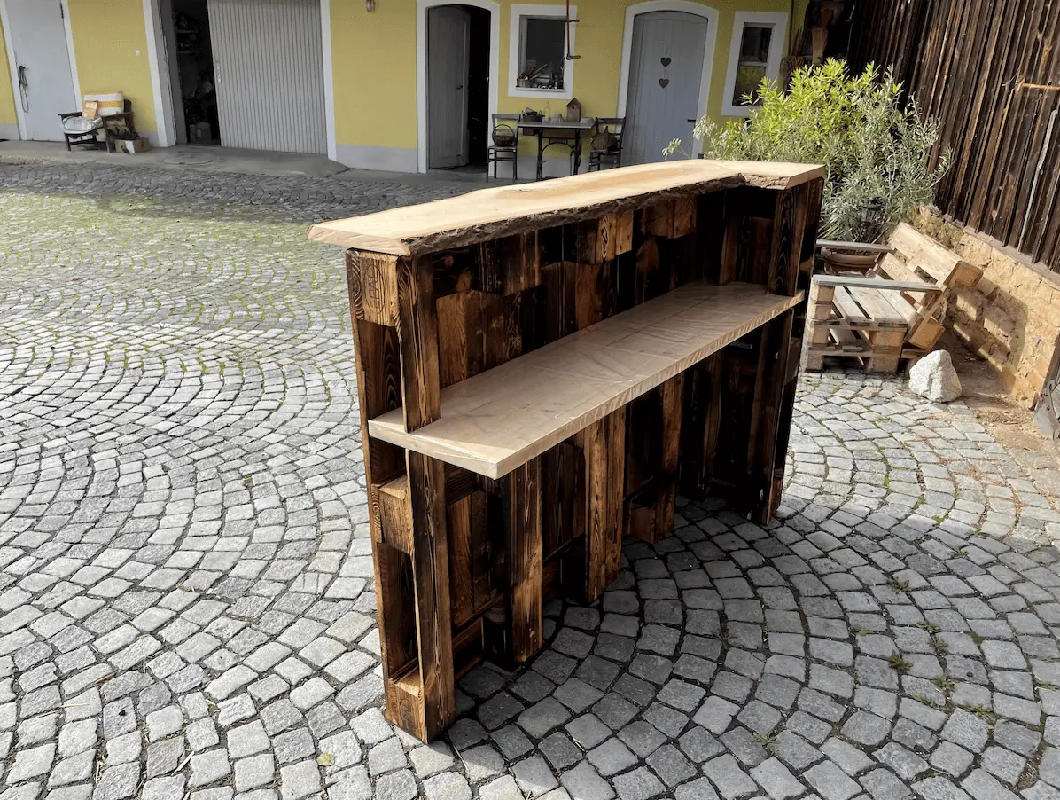Bar aus geflammten Europaletten