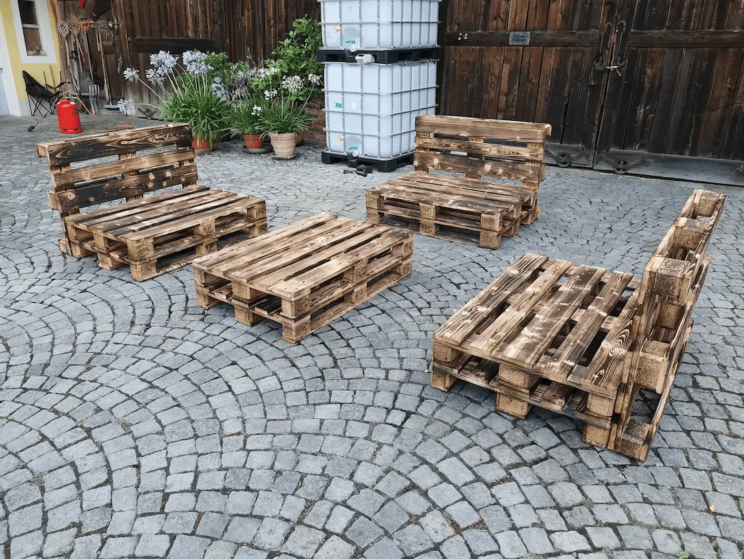 Palettenlounge aus bearbeiteten Europaletten