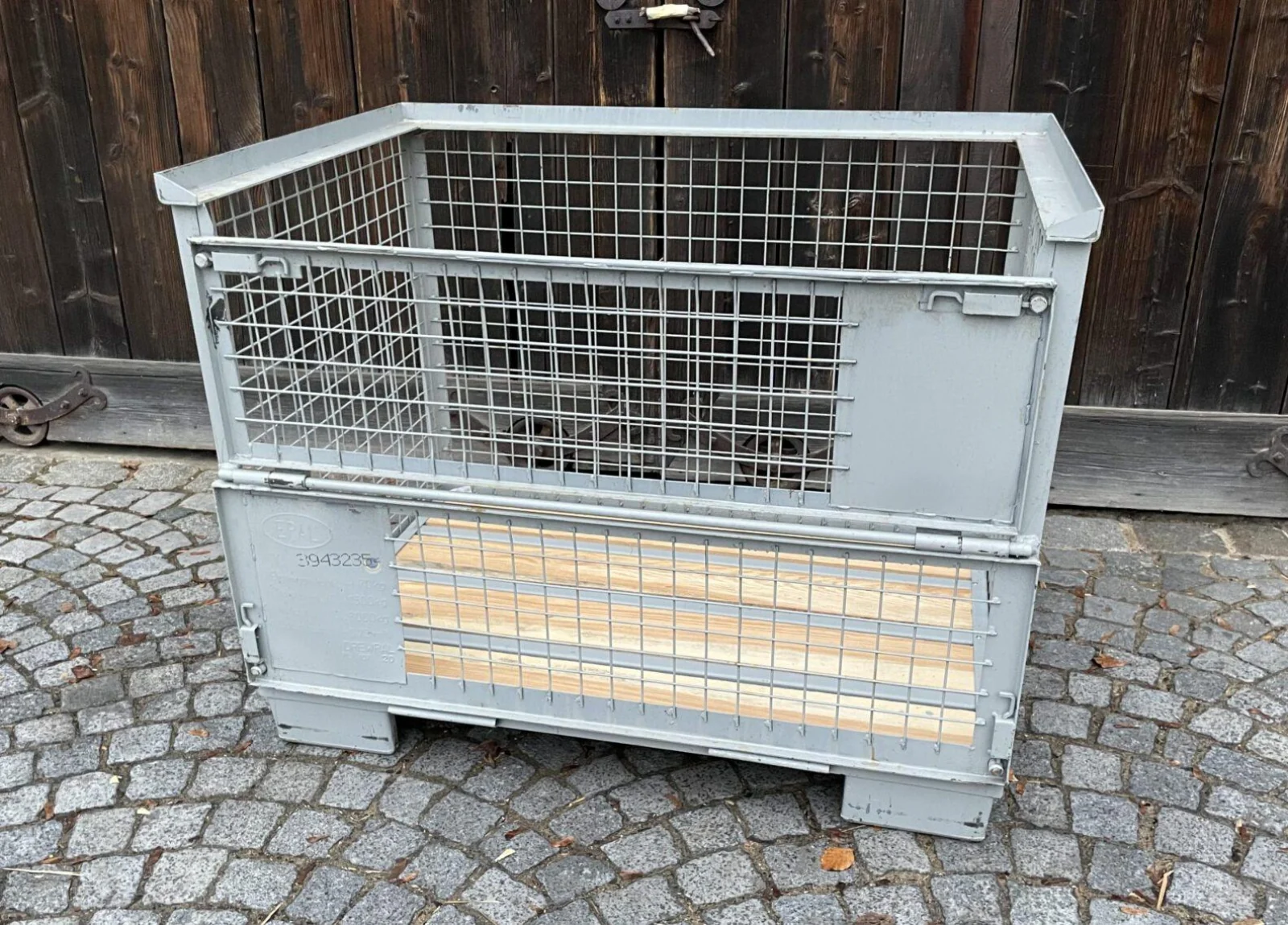 Euro-Gitterbox vor dem Standort der Europaletten Manufaktur